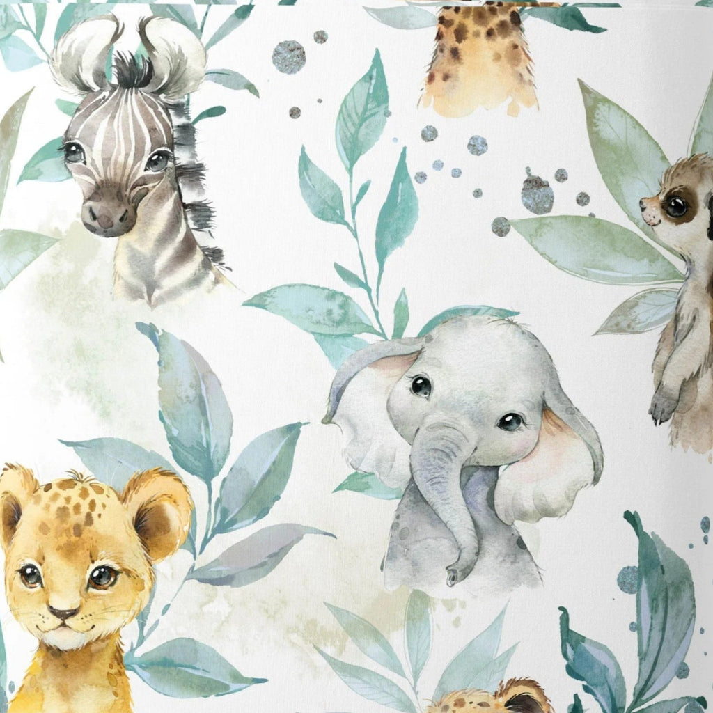 Échantillon de tissu imprimé à l'aquarelle illustrant de mignons animaux de la savane comme l'éléphant, le lion et le zèbre, entremêlés de feuillages verts style eucalyptus.