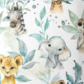 Échantillon de tissu imprimé à l'aquarelle illustrant de mignons animaux de la savane comme l'éléphant, le lion et le zèbre, entremêlés de feuillages verts style eucalyptus.