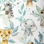 Échantillon de tissu imprimé à l'aquarelle illustrant de mignons animaux de la savane comme l'éléphant, le lion et le zèbre, entremêlés de feuillages verts style eucalyptus.