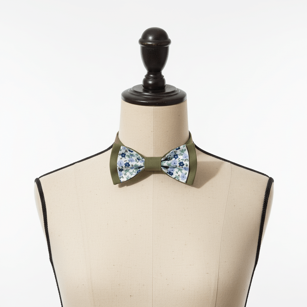 Nœud papillon bicolore vert et motif fleurs présenté sur un buste de mannequin couture sur fond blanc