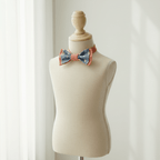Nœud papillon enfant bleu motif floral et bordure rose sur mannequin, accessoire élégant