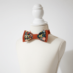 Noeud papillon enfant tissu fleuri coloré sur buste blanc, accessoire mode artisanal