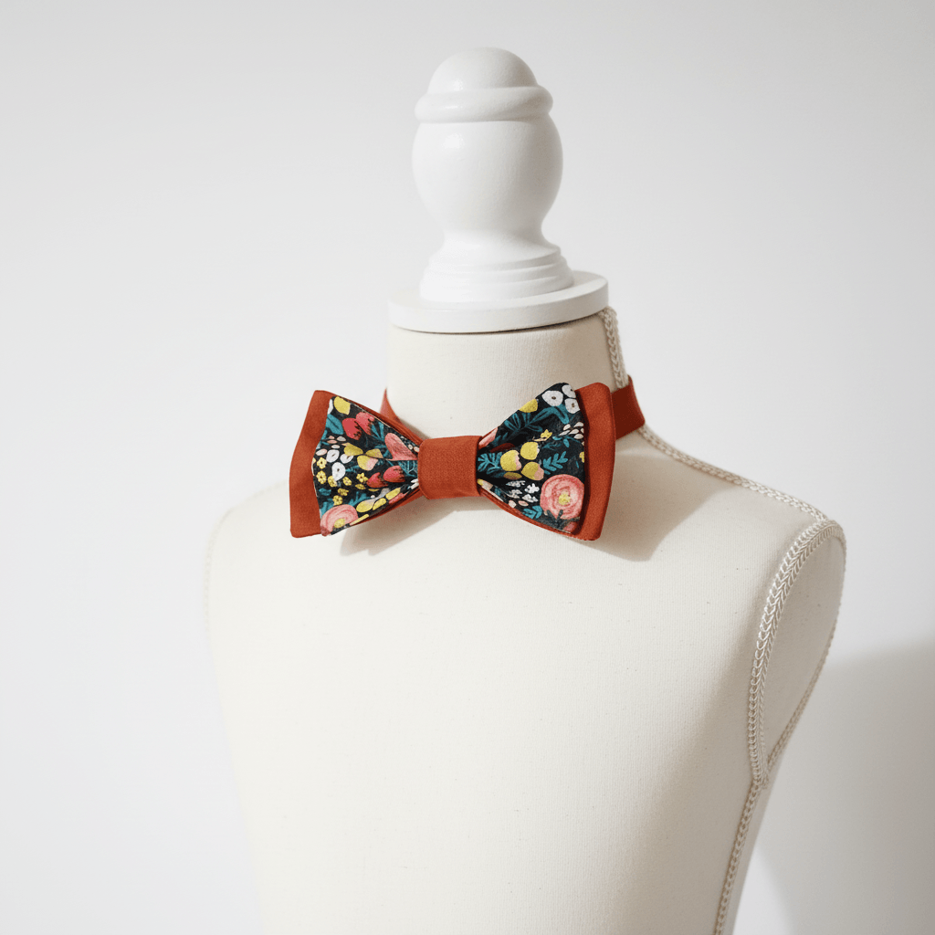 Noeud papillon enfant tissu fleuri coloré sur buste blanc, accessoire mode artisanal