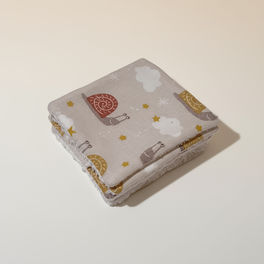 Pile de lingettes lavables montrant l'épaisseur moelleuse de l'éponge de bambou absorbante.