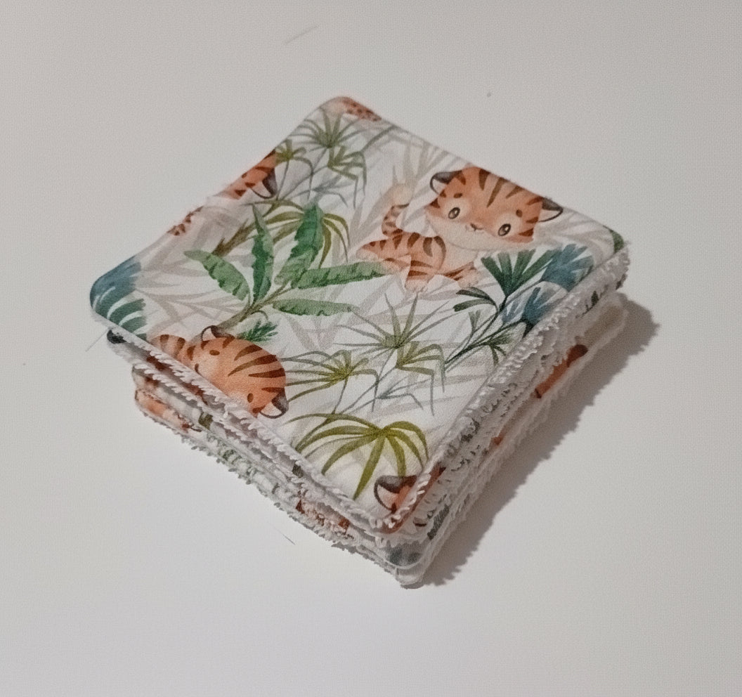 Pile de lingettes lavables montrant l'épaisseur moelleuse de l'éponge de bambou absorbante.