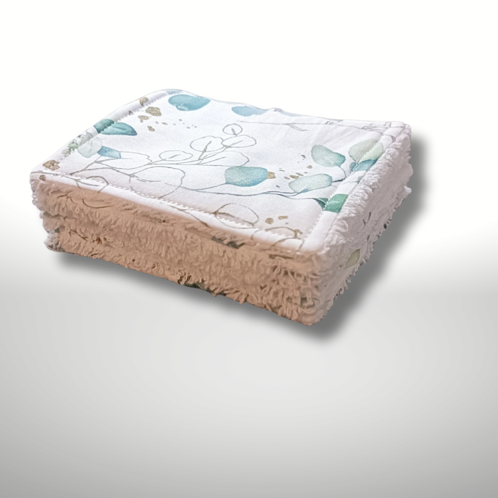 Pile de lingettes lavables bébé pliées motif eucalyptus. Gros plan montrant l'épaisseur et le moelleux de l'éponge de bambou absorbante.