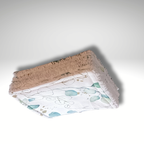 Pile de lingettes lavables bébé pliées motif eucalyptus. Gros plan montrant l'épaisseur et le moelleux de l'éponge de bambou absorbante.
