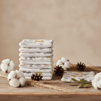Grande pile de lingettes lavables bébé motif renard des bois. Mise en scène automnale montrant l'épaisseur et le moelleux de l'éponge de bambou.