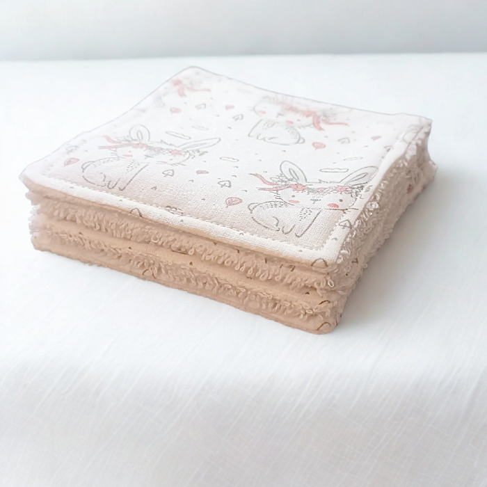 Pile de carrés démaquillants lavables montrant l'épaisseur et la qualité de l'éponge de bambou.