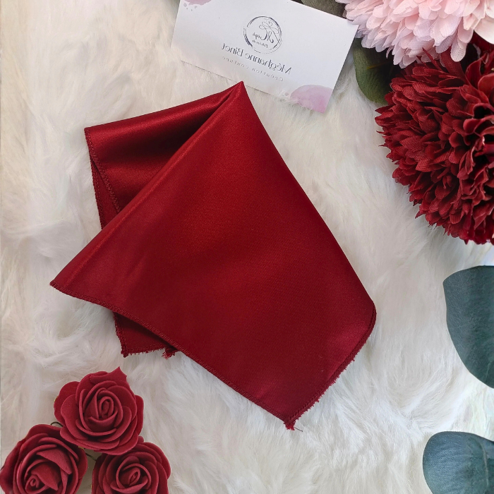 Pochette de costume carrée en satin rouge bordeaux pour enfant. Accessoire de cérémonie assorti au nœud papillon, à glisser dans la poche de la veste