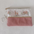 Vue à plat de la pochette bimatière faons aquarelle et velours côtelé vieux rose avec zip doré