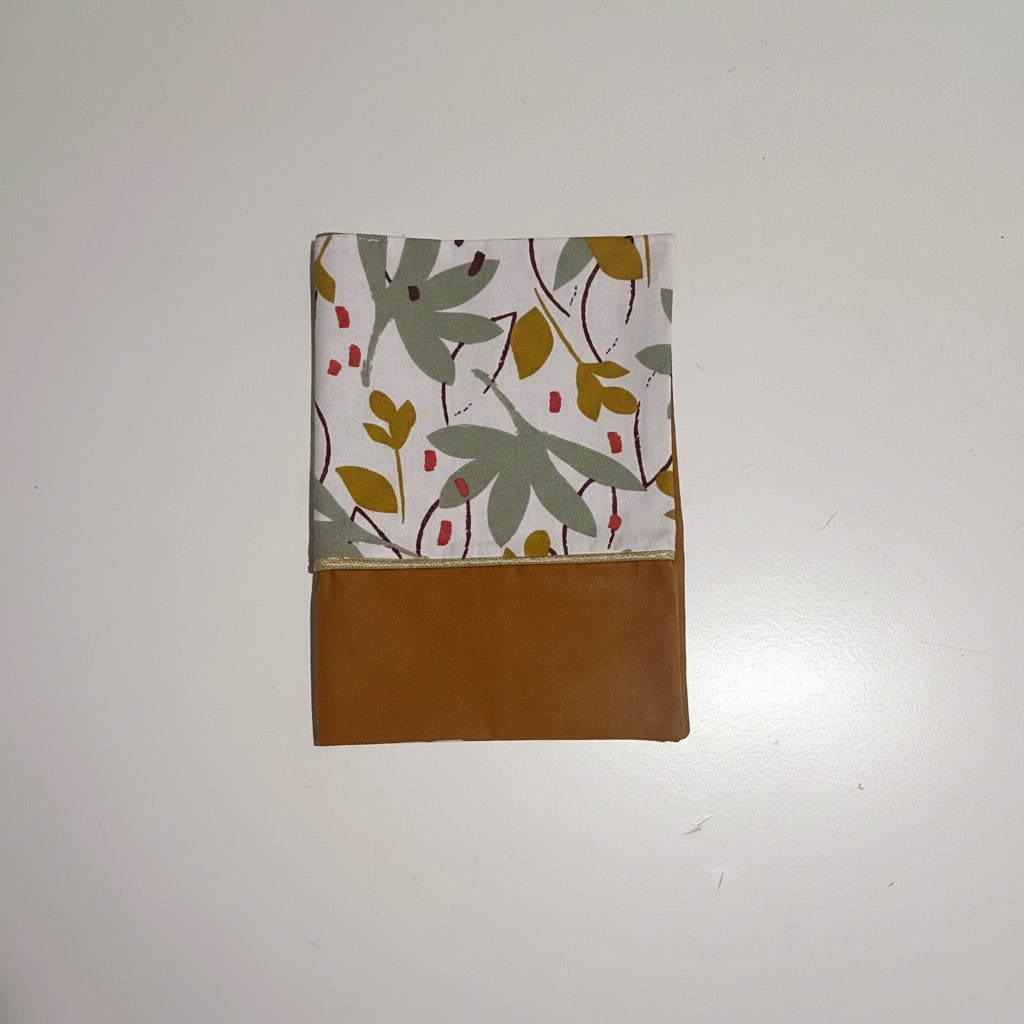 Protège carnet de santé aux couleurs automnales avec liseré doré, motif végétal chic et moderne pour un trousseau de naissance mixte.