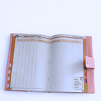 Vue de l'intérieur du protège carnet de santé rose poudré ouvert, montrant comment il s'adapte parfaitement au carnet de santé français standard.