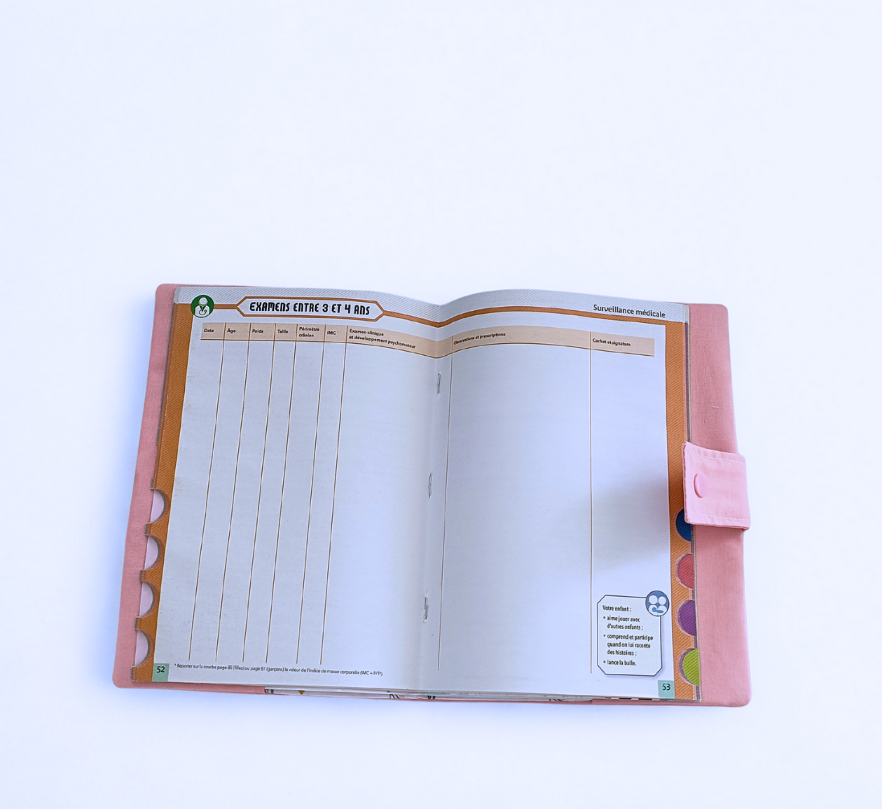 Vue de l'intérieur du protège carnet de santé rose poudré ouvert, montrant comment il s'adapte parfaitement au carnet de santé français standard.
