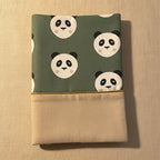 Protège carnet de santé vert à motif têtes de panda avec le prénom Lucas brodé en blanc sur la partie inférieure beige.
