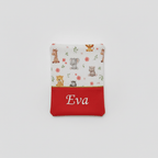 Protège carnet de santé personnalisé avec le prénom Eva brodé en blanc sur tissu corail, surmonté d'un tissu imprimé safari aquarelle.