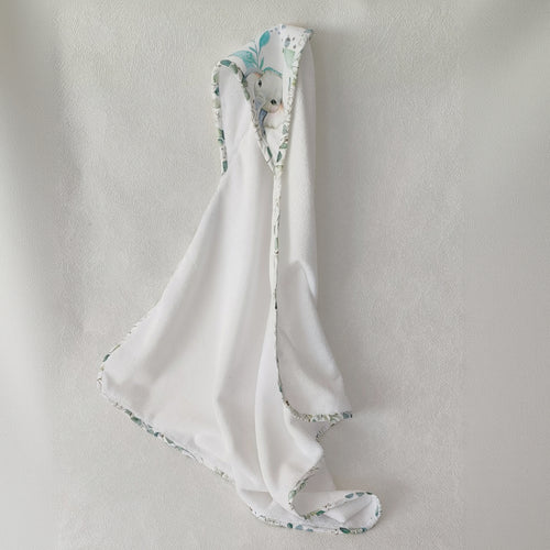 Cape de bain bébé blanche avec capuche imprimée motif koala, accessoire enfant artisanal.