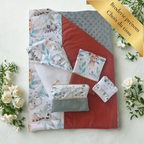 Coffret Cadeau Naissance Trousseau Complet – Cape, Trousse, Couverture & Plus Personnalisés | L'Atelier de Megh