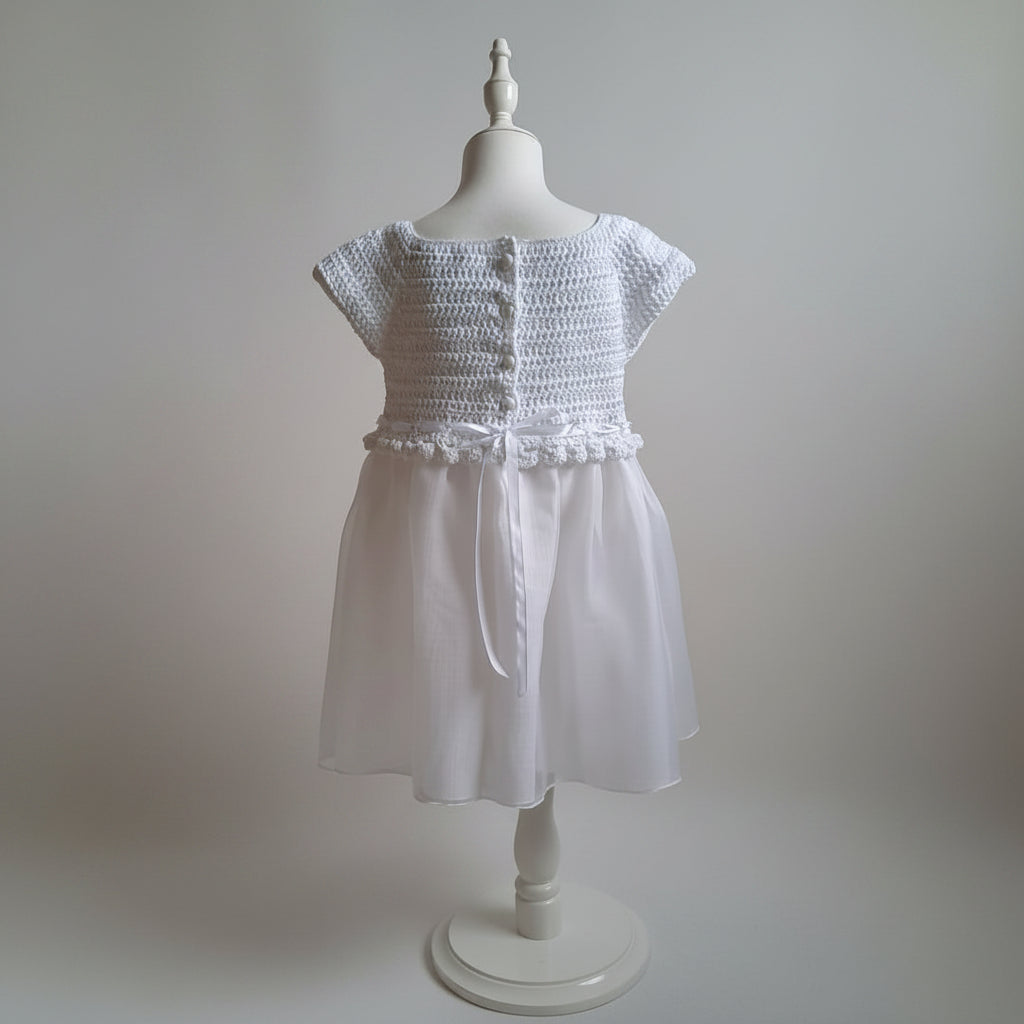 Robe de baptême fille blanche en crochet et organza, vue de dos avec ruban satin