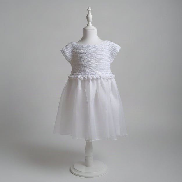 Robe de baptême fille blanche, haut en crochet coton et jupe en organza, vue de face