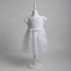 Robe de baptême fille blanche, haut en crochet coton et jupe en organza, vue de face