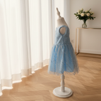 Vue de profil de la robe de cérémonie fille bleu ciel à sequins, présentée sur mannequin.