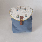 Sac à dos enfant velours bleu ardoise avec rabat imprimé taureau céleste, nuages et arc-en-ciel, boucle cuir camel, fait main