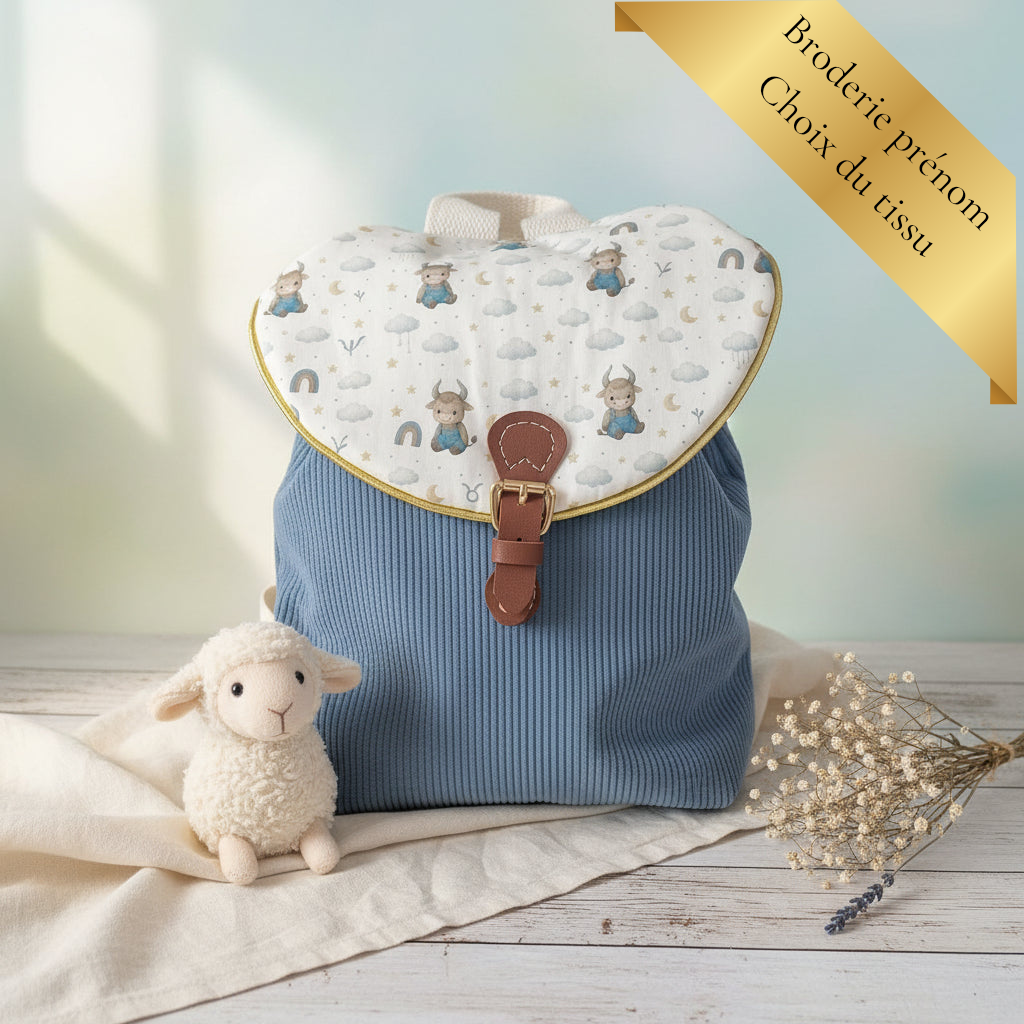 Sac à dos enfant sur mesure en velours bleu, rabat tissu animaux et boucle en cuir