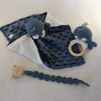 Doudou baleine bleu marine, hochet baleine crochet et attache-tétine en bois et coton bleu.