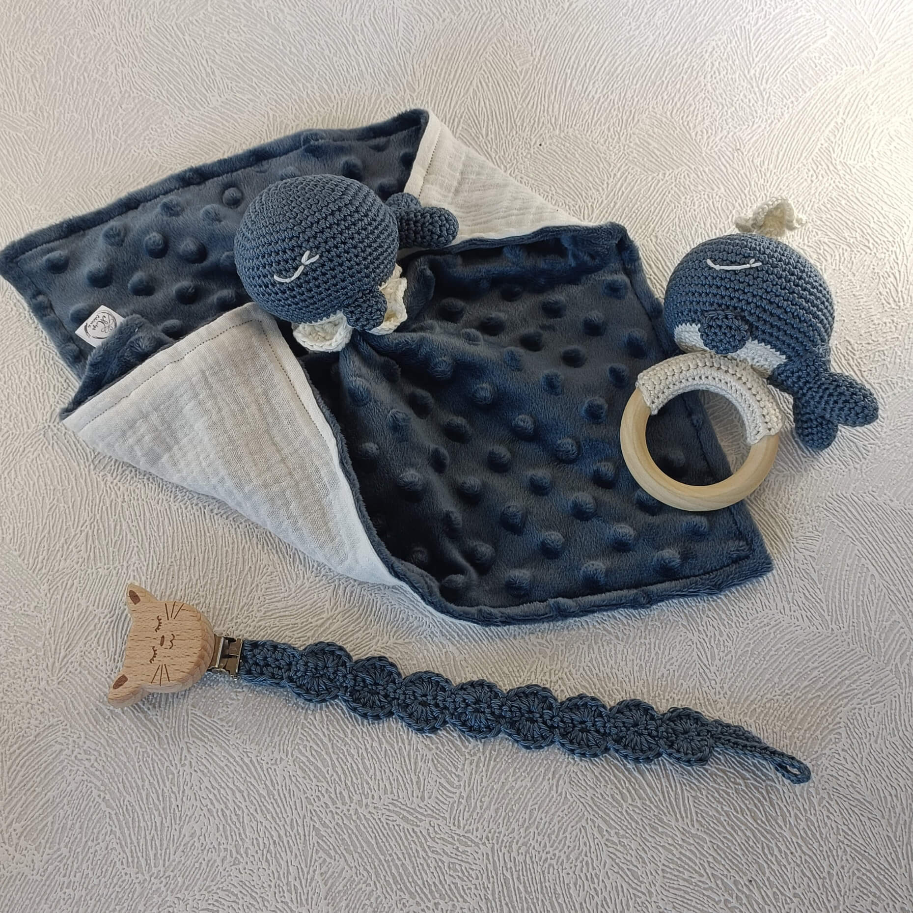 Doudou baleine bleu marine, hochet baleine crochet et attache-tétine en bois et coton bleu.