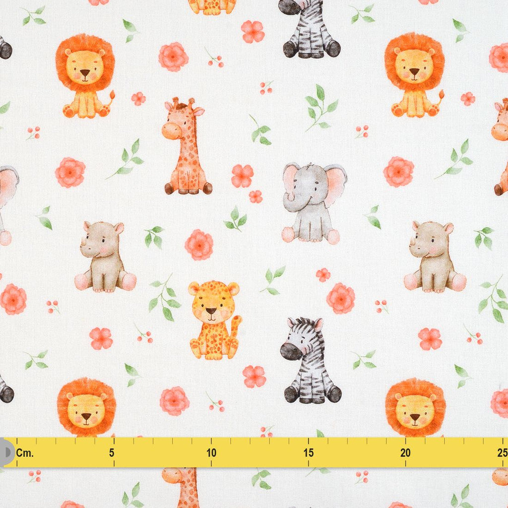 Zoom sur un tissu blanc aux motifs d'animaux de la savane en aquarelle (lion, girafe, éléphant, zèbre, hippopotame) avec des petites fleurs roses et des feuilles vertes, accompagné d'une règle de mesure jaune pour l'échelle.