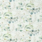 Tissu coton imprimé branches d'eucalyptus aquarelle, feuillage vert sauge et bleu-vert avec touches dorées sur fond blanc