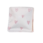 Gros plan sur le tissu coton motif cœurs roses certifié Oeko-Tex.