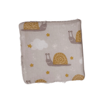 Gros plan sur le tissu coton motif escargots certifié Oeko-Tex.