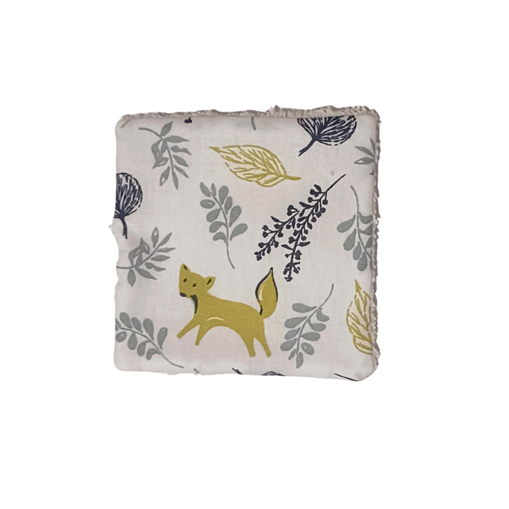 Gros plan sur le tissu coton motif renard dormant et feuillage certifié Oeko-Tex.