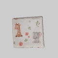 Gros plan sur le tissu coton certifié Oeko-Tex motif animaux de la savane et feuillages.