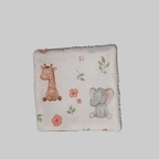 Gros plan sur le tissu coton certifié Oeko-Tex motif animaux de la savane et feuillages.