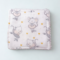 Gros plan sur le motif du tissu coton : petite souris ballerine en tutu rose avec couronne et cœurs dorés.