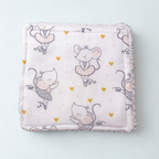 Gros plan sur le motif du tissu coton : petite souris ballerine en tutu rose avec couronne et cœurs dorés.