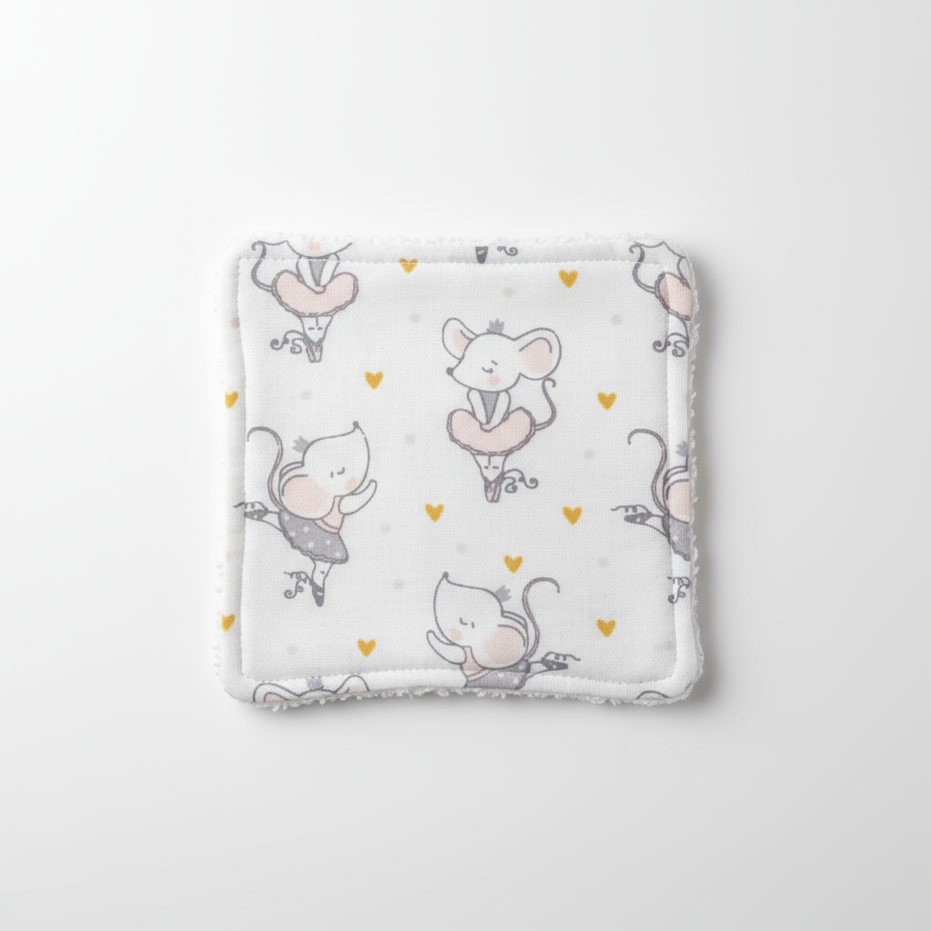 Gros plan sur le motif du tissu coton : petite souris ballerine en tutu rose avec couronne et cœurs dorés.