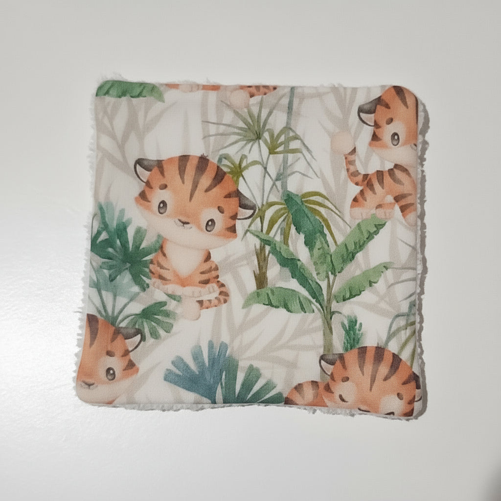 Gros plan sur le tissu coton motif tigres et jungle certifié Oeko-Tex.