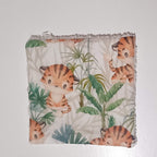 Gros plan sur le tissu coton motif tigres et jungle certifié Oeko-Tex.