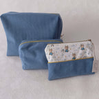 trio de trousses artisanales en velours côtelé bleu — grande et moyenne trousse unie et trousse plate motif taureau zodiac aquarelle, faites main L'Atelier de Megh