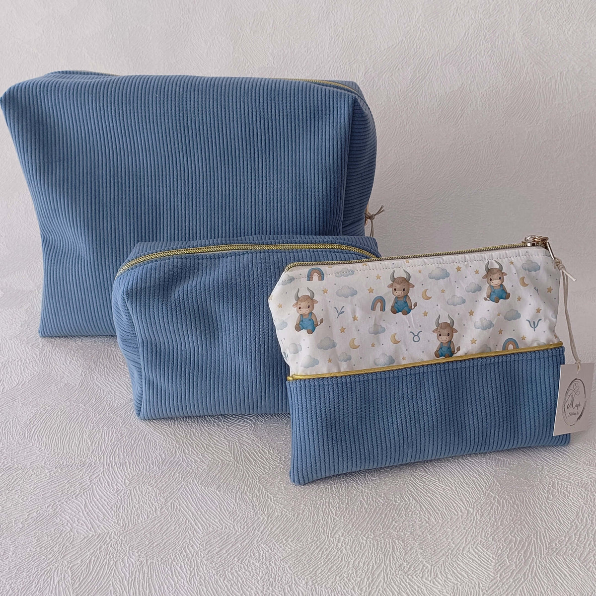 trio de trousses artisanales en velours côtelé bleu — grande et moyenne trousse unie et trousse plate motif taureau zodiac aquarelle, faites main L'Atelier de Megh