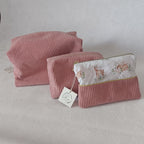 Trio de trousses artisanales en velours côtelé vieux rose — grande, moyenne et pochette plate motif faons aquarelle, zip doré, L'Atelier de Megh
