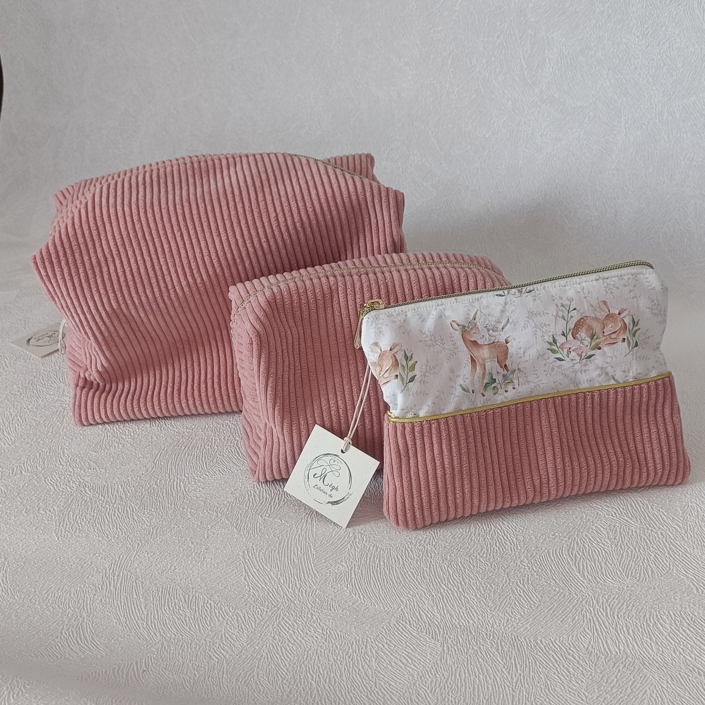 Trio de trousses artisanales en velours côtelé vieux rose — grande, moyenne et pochette plate motif faons aquarelle, zip doré, L'Atelier de Megh