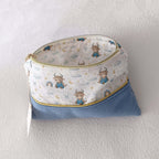 Trousse enfant personnalisable avec tissu motif taureau, nuages et ciel, base bleue en velours côtelé.