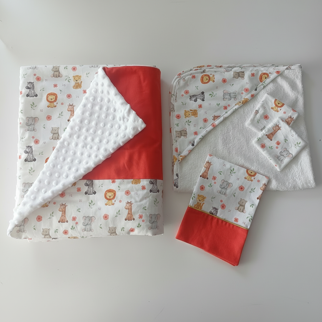 Vue à plat de l'ensemble coordonné 4 pièces : couverture minky doublée, sortie de bain, lingettes et protège carnet de santé assortis.