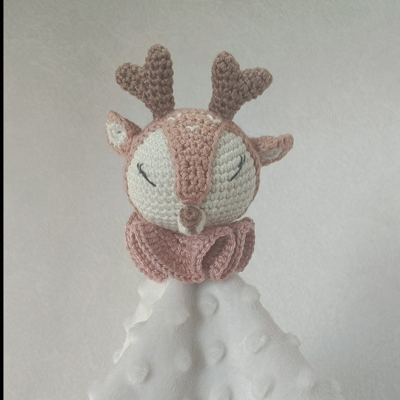Doudou renne crochet fait main, tissu blanc à pois, cadeau naissance bébé